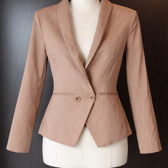 Elegant Women's Blazer in Tan - Picture 3 of 6